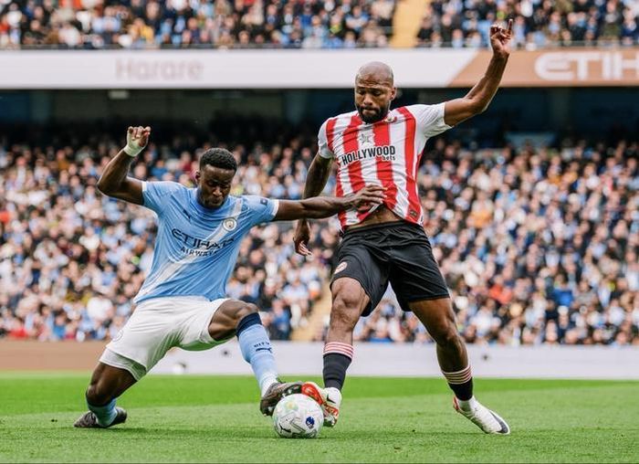 Hàng thủ Man City làm việc vất vả từ đầu trận trước áp lực của Brentford
