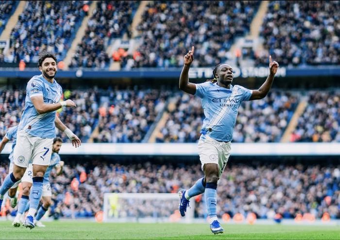 Jeremy Doku giải tỏa thế bế tắc cho Man City bằng siêu phẩm