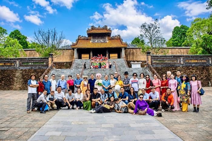 Văn nghệ sĩ của 3 TP: Hà Nội, Huế, TP HCM tại Lăng Tự Đức