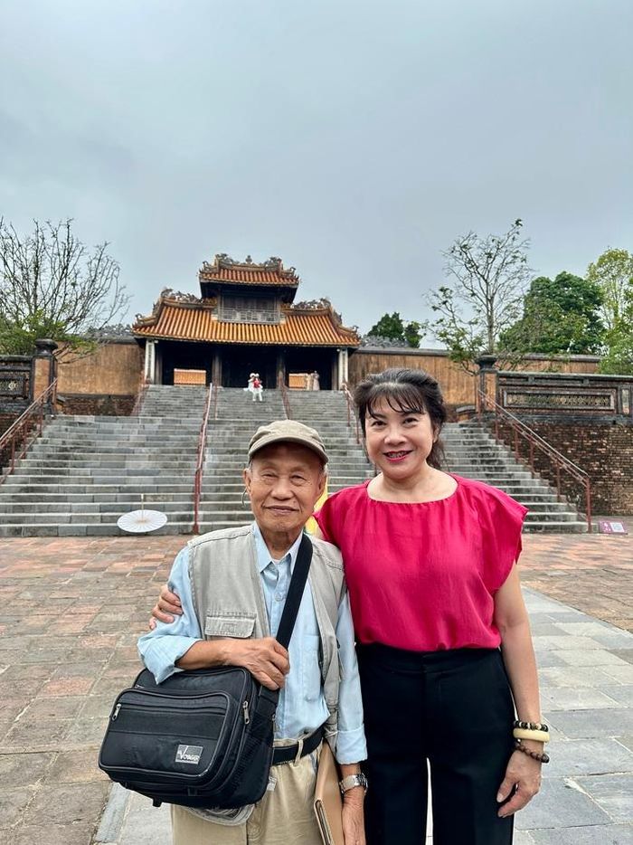 Họa sĩ Trương Lộ và PGS TS Nguyễn Thị Mỹ Liêm (Phó chủ tịch Hội Âm nhạc TP HCM) tại Lăng Tự Đức