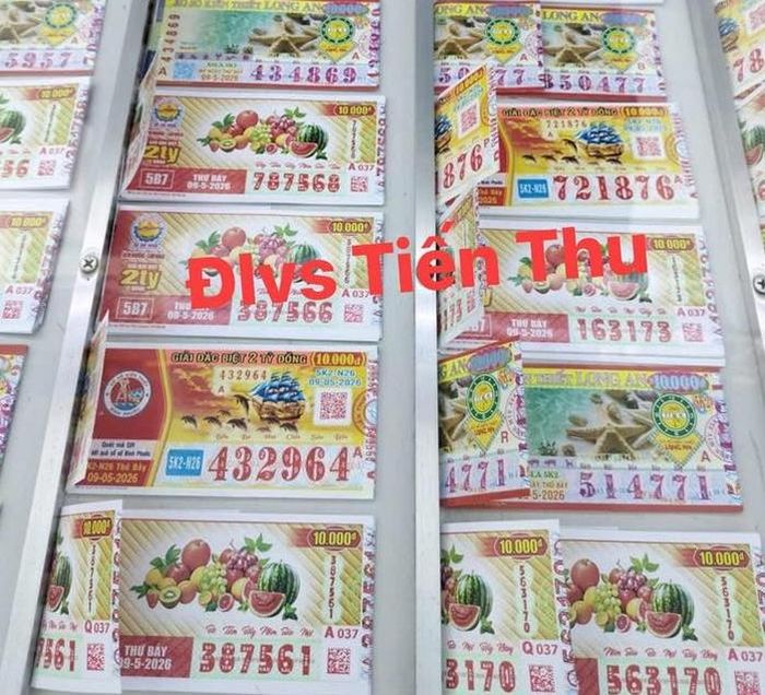 Nguyên cây 160 vé TPHCM trúng giải độc đắc và an ủi đã tìm ra nơi phân phối vào trưa 10-5. Ảnh: ĐLVS Tiến Thu