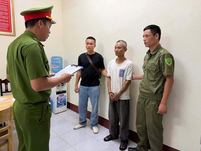 Đối tượng Phạm Minh Cường (áo trắng)