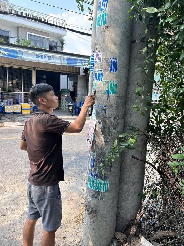 Công an yêu cầu T. khắc phục, xóa quảng cáo đã dán