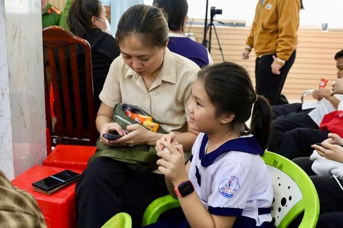 Nhiều công dân "nhí” được phụ huynh đưa đến làm thủ tục cấp căn cước