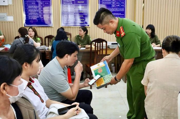 Không khí thân thiện tại khu vực tiếp nhận hồ sơ giúp nhiều công dân "nhí” bớt hồi hộp khi làm giấy tờ