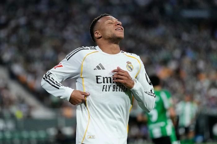Tiền đạo Kylian Mbappe bị gạch khỏi danh sách thi đấu trận Real Madrid làm khách Barcelona ở vòng 35 La Liga. Ảnh: AP