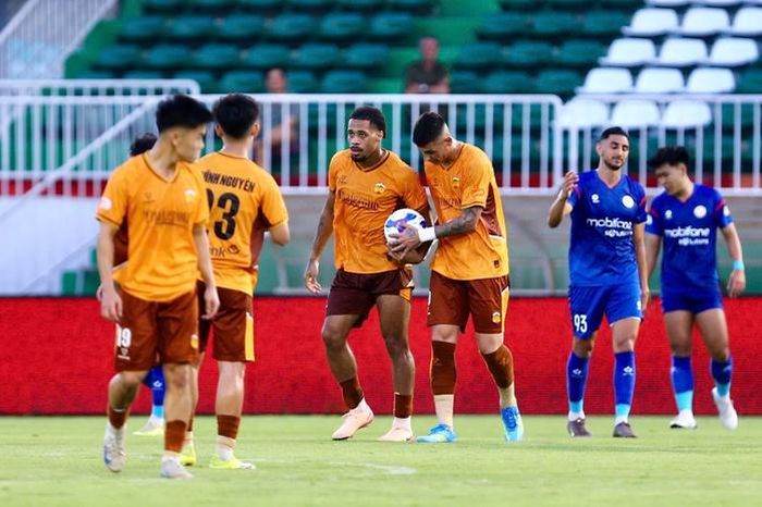 HAGL chỉ có thể ghi 1 bàn danh dự trước PVF-CAND nhờ công của Dos Santos