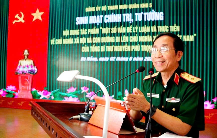 Trung tướng Nguyễn Thanh Tuấn nói chuyện chuyên đề về bài viết của Tổng Bí thư Nguyễn Phú Trọng về con đường đi lên chủ nghĩa xã hội ở Việt Nam tại Bộ Tham mưu Quân khu 5. Ảnh do nhân vật cung cấp