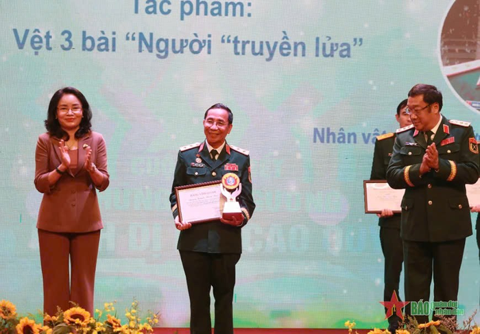 Trung tướng Nguyễn Thanh Tuấn nhận kỷ niệm chương và bằng chứng nhận tại Lễ tổng kết và trao giải Cuộc thi viết “Những tấm gương bình dị mà cao quý” lần thứ 15 diễn ra tối 6-12-2024. Ảnh: TUẤN SƠN