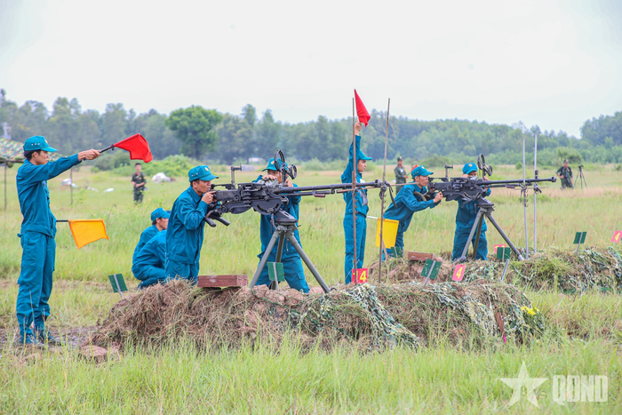 Dân quân TP Đồng Nai bắn đạn thật với súng máy phòng không 12,7mm.
