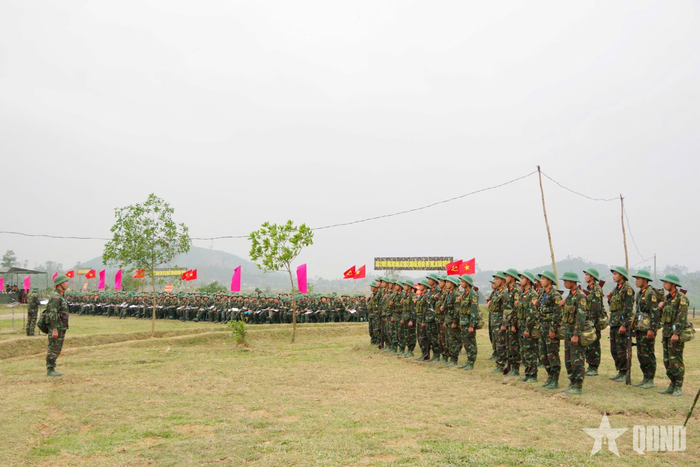 Thông qua giáo án huấn luyện chiến sĩ mới. 