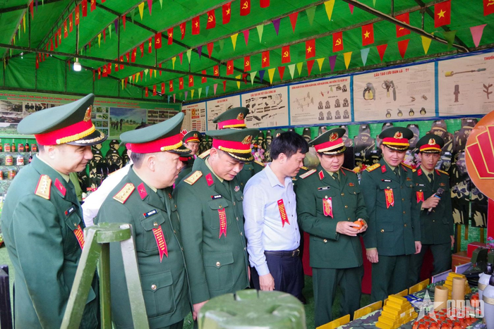 Lãnh đạo, chỉ huy các cấp kiểm tra vật chất huấn luyện chiến sĩ mới. 