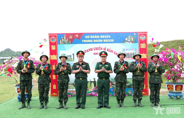 Chỉ huy các cấp trao hoa, huy chương cho các cá nhân đạt thành tích “bắn giỏi”. 