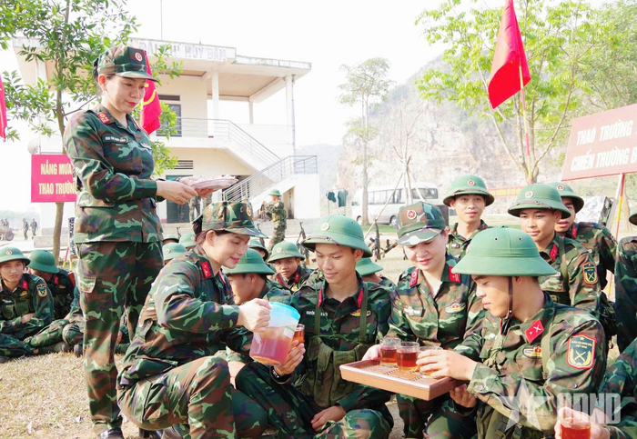  Hoạt động “bát nước thao trường” động viên chiến sĩ mới trước và sau huấn luyện.
