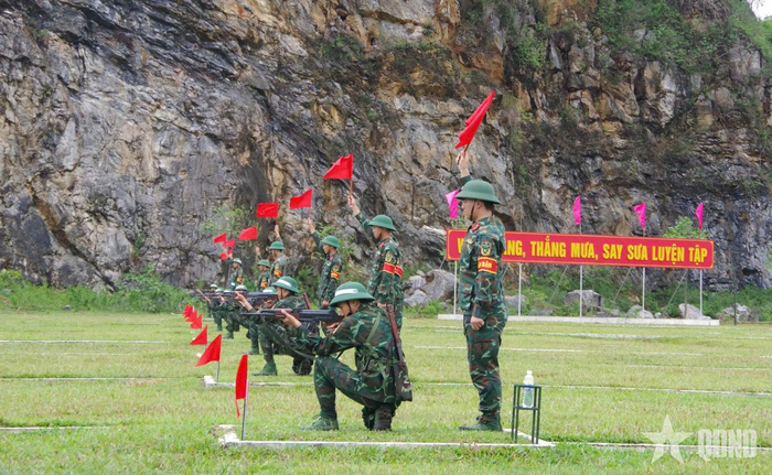 Chiến sĩ mới tự tin bắn đạn thật trong bắn phân đoạn vào mục tiêu bia số 7. 