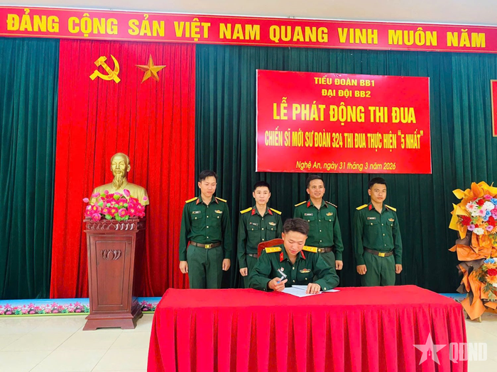 Tổ chức phát động thi đua trong huấn luyện chiến sĩ mới. 