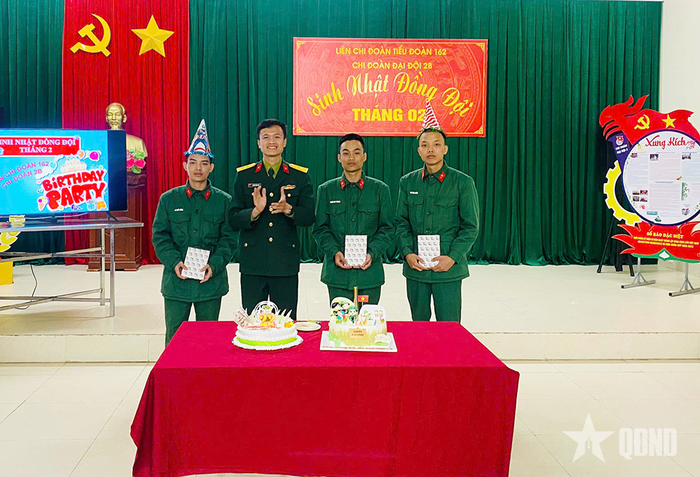  Đại úy Nguyễn Tuấn Anh tổ chức sinh nhật đồng đội cho chiến sĩ trong đơn vị. 