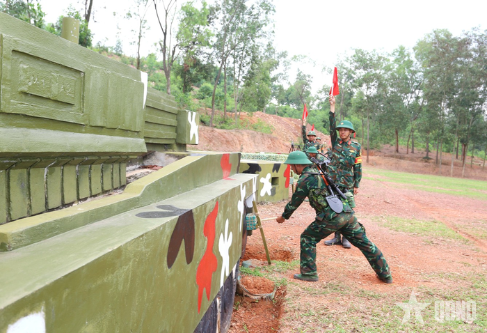  Chiến sĩ mới thực hiện nội dung kiểm tra đánh thuốc nổ bài 1.