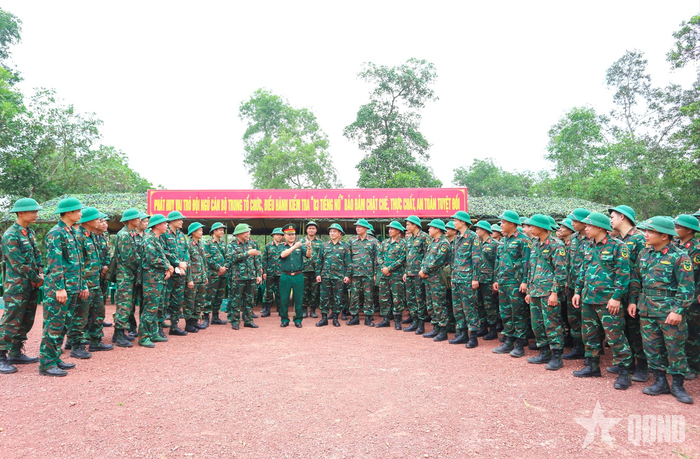 Các đại biểu trao đổi kinh nghiệm trong công tác huấn luyện nâng cao trình độ tổ chức chỉ huy trong thực hiện kiểm tra nội dung “3 tiếng nổ”.
