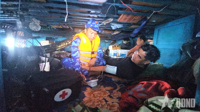 Quân y Tàu 314 (Vùng Cảnh sát biển 2) chăm sóc sức khỏe thuyền viên tàu cá QNa 91117 TS. 