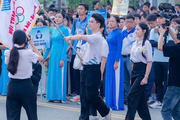 Nguyễn Thanh Tú vinh dự, tự hào khi là người được cầm cờ truyền thống Hội thao Sinh viên ĐHQG-HCM.