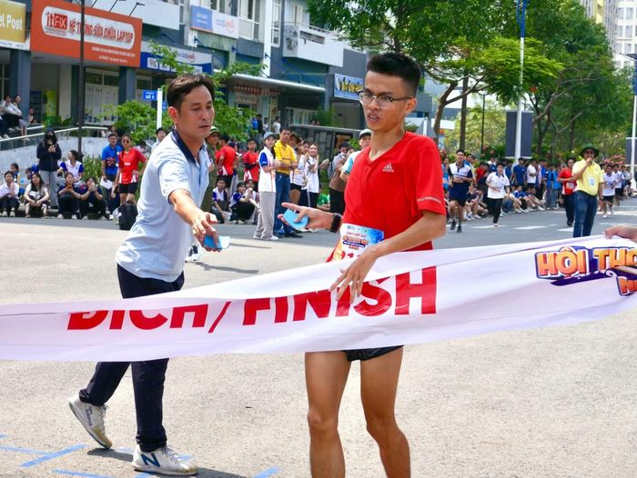 Nguyễn Bá Trường chính thức chạm vạch đích.