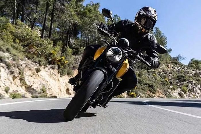Tại Malaysia, Triumph Trident 660 2026 có giá bán 47.900 RM (khoảng 320 triệu đồng), chưa bao gồm thuế, bảo hiểm và phí đăng ký. Việc giữ nguyên giá nhưng bổ sung nhiều trang bị mới giúp mẫu xe này tiếp tục duy trì sức cạnh tranh trong phân khúc naked bike tầm trung khác.