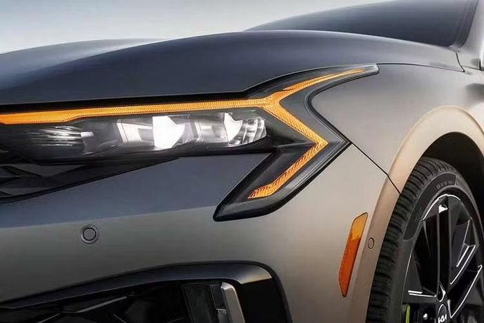 Điểm đáng chú ý nhất trên Kia K5 facelift lần 2 là sự xuất hiện của hệ truyền động hybrid TMED-II hoàn toàn mới. Đây là công nghệ nằm trong chiến lược mở rộng danh mục xe hybrid của Kia lên 8 mẫu vào năm 2030.