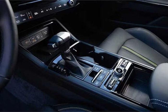 Không chỉ nâng cấp khả năng vận hành, Kia K5 mới còn được cho là sẽ sở hữu khoang cabin hiện đại hơn đáng kể. Các nguyên mẫu thử nghiệm xuất hiện gần đây cho thấy xe có thể được trang bị màn hình trung tâm cỡ lớn 17 inch sử dụng nền tảng Pleos Connect mới dựa trên hệ điều hành Android Automotive.