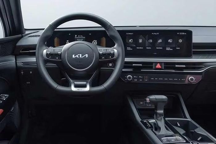 Bên cạnh đó, mẫu sedan cỡ D Kia K5 thế hệ mới này dự kiến sẽ được tích hợp công nghệ E-Motion Drive cùng hệ dẫn động điện E-AWD, giúp cải thiện độ ổn định và sự êm ái khi vận hành.