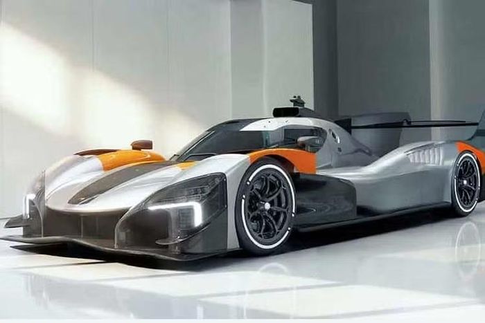 Chiếc còn lại là bản bán cho các "đại gia "của nó là McLaren MCL-HY GTR. Trong đó MCL-HY GTR được định vị là một chiếc xe chỉ dành cho đường đua, nhưng nó không phải là bản sao y hệt của phiên bản dành cho Le Mans. 