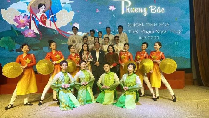 TS Hoàng Công Dụng trong một hoạt động nghệ thuật của Trường Đại học Sư phạm Nghệ thuật Trung ương. Ảnh: NVCC