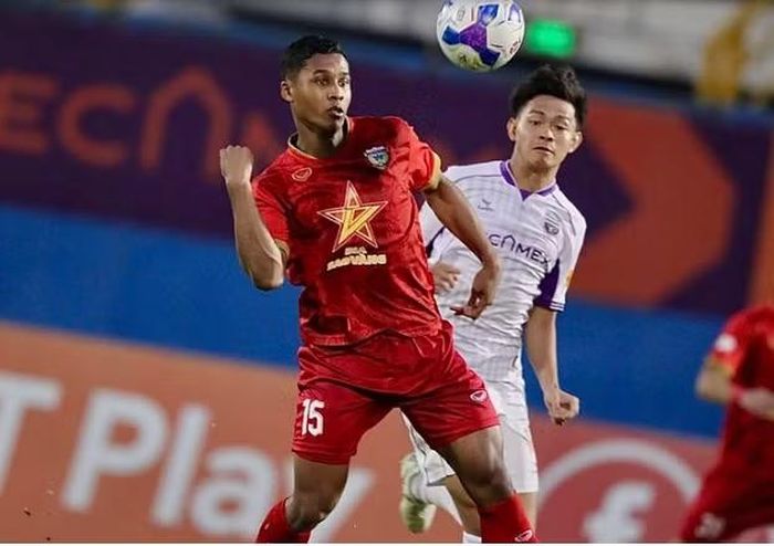 Trước khi về Việt Nam thi đấu cho Hà Tĩnh FC vào tháng 8/2024, Adou Minh từng chơi bóng ở Pháp trong màu áo các CLB Grenoble (2015-2017), Annecy (2017-2020) và Racing Besancon (2020-2024).