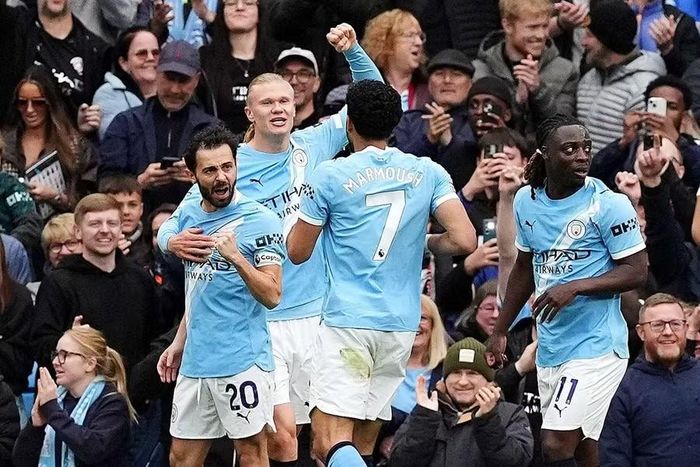 Jeremy Doku, Erling Haaland và cầu thủ vào sân thay người Omar Marmoush ghi bàn giúp giúp Man City đánh bại Brentford rạng sáng 10/5 (giờ Hà Nội).