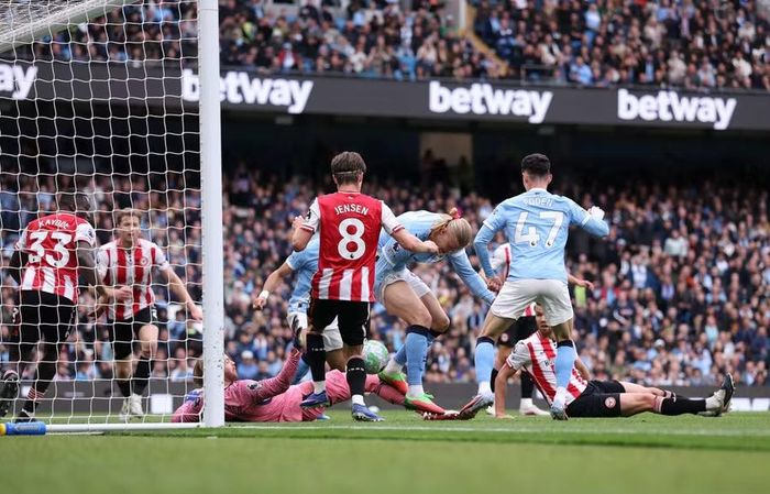 Erling Haaland ghi bàn nâng tỷ số lên 2-0 cho Man City sau một pha bóng lộn xộn trong vòng cấm Brentford ở phút 75. Từ đường căng ngang tầm thấp của Antoine Semenyo, cú dứt điểm đầu tiên của Haaland bị chặn lại, nhưng tiền đạo người Na Uy lập tức ứng biến bằng pha đánh gót đưa bóng vào lưới.