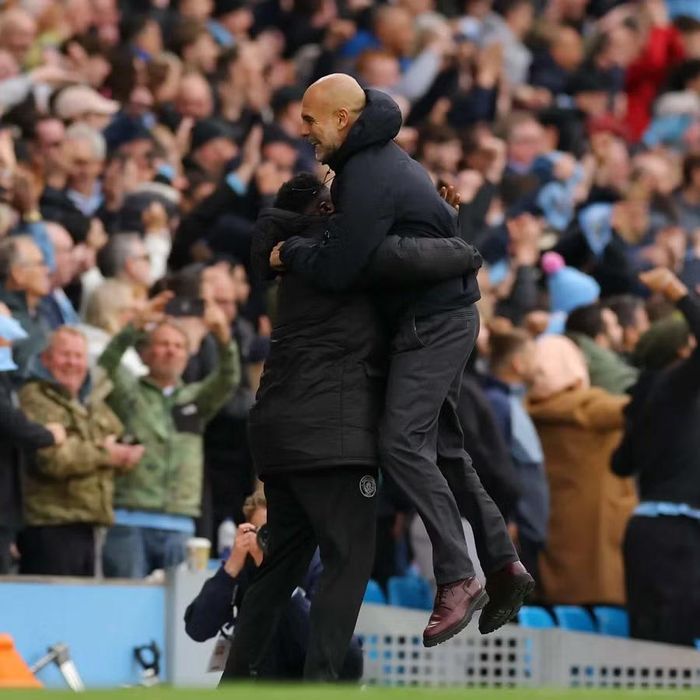 HLV Pep Guardiola có lý do để phấn khích sau khi Man City vượt qua Brentford bằng màn bùng nổ trong hiệp hai. Đội chủ sân Etihad từng bị Everton cầm chân 3-3 vòng trước, nên chiến thắng này mang ý nghĩa rất lớn khi phía trước họ chỉ còn 3 trận nữa.