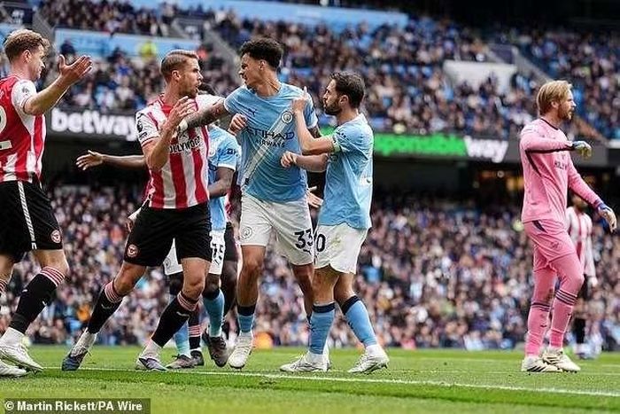 “Bầy ong” do vẫn còn hy vọng cạnh tranh suất dự Champions League mùa sau nên nhập cuộc quyết tâm. Thực tế, đội khách đã gây ra rất nhiều khó khăn cho chủ nhà khiến hiệp một khép lại mà không có bàn thắng nào được ghi.