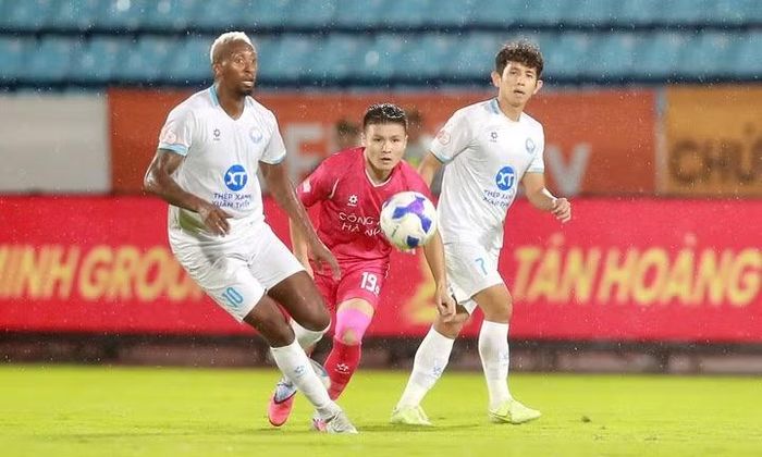 Theo Siêu máy tính Chat GPT, Công an Hà Nội sẽ đánh bại Thép Xanh Nam Định với tỷ số 2-1 và sẽ chạm một tay vào chiếc cúp vô địch danh giá. Ảnh: VTC.