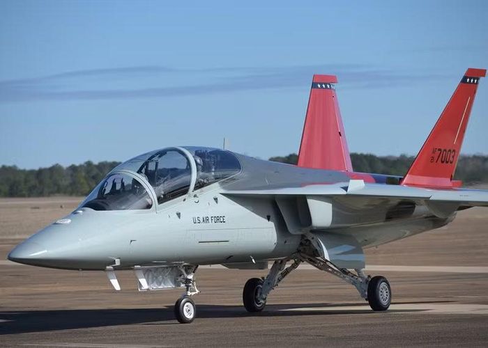 Cần nhớ rằng vào tháng 12/2025, Tập đoàn Boeing đã bàn giao chiếc máy bay huấn luyện T-7A Red Hawk đầu tiên cho đơn vị chiến đấu của Không lực Hoa Kỳ để tiến hành đánh giá.