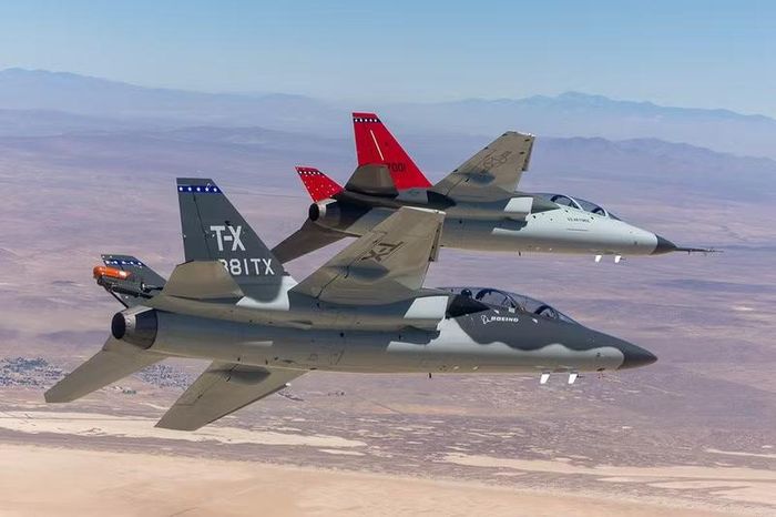 Những học viên phi công đầu tiên sẽ bắt đầu huấn luyện trên T-7A Red Hawk sau khi hoàn thành việc lắp đặt cơ sở hạ tầng và các tổ hợp mô phỏng tại Căn cứ Liên hợp San Antonio (JBSA).