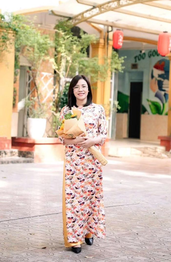 Cô Bùi Thị Ngọc Bích có chuyên môn vững vàng ở môn Tiếng Anh.