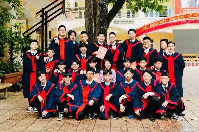 Cô và trò Trường THCS Hoàng Liệt, Hà Nội.