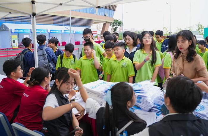 Thí sinh tại khu vực đăng ký, check-in.