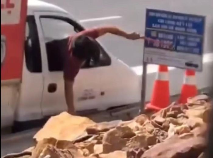 Người đàn ông đầu tiên mang áo đỏ thực hiện hành vi tẩy xóa.