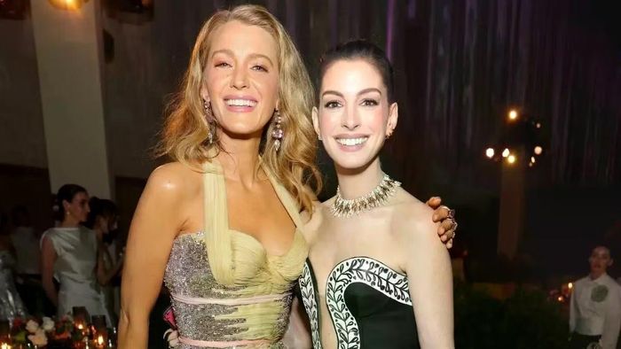 Anne bị chỉ trích vì chụp ảnh với Blake Lively. Ảnh: Vogue.