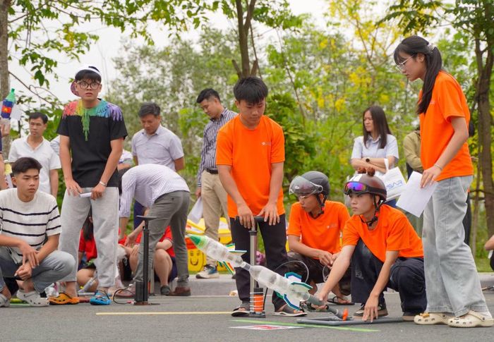 Sản phẩm tên lửa nước của các kĩ sư tương lai.