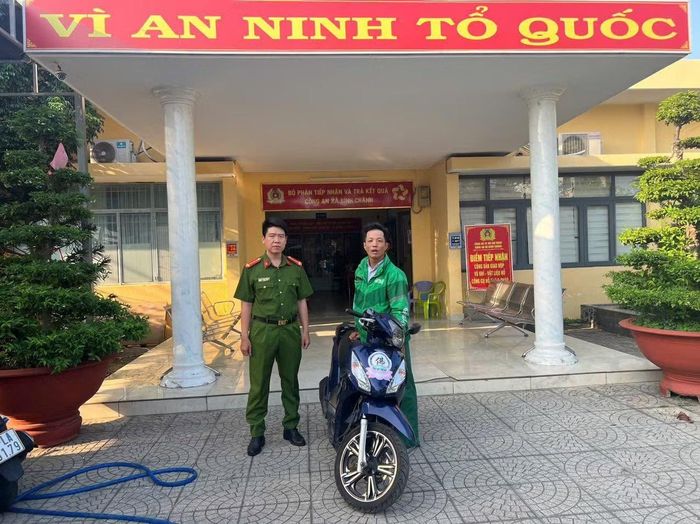 Công an trao trả lại chiếc xe máy cho tài xế công nghệ.