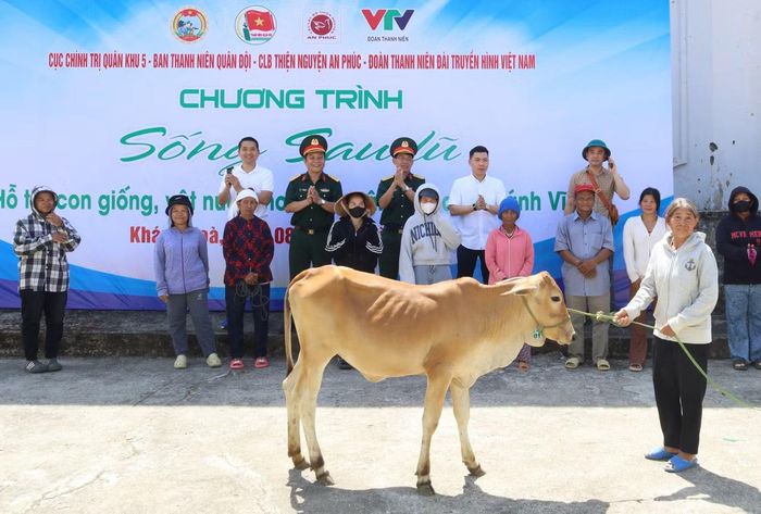 Trao tặng bò giống cho người dân xã Nam Khánh Vĩnh, tỉnh Khánh Hòa.
