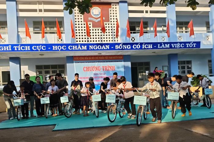 Trao tặng xe đạp, đồ dùng học tập cho học sinh tiểu học và THCS ở tỉnh Đắk Lắk.