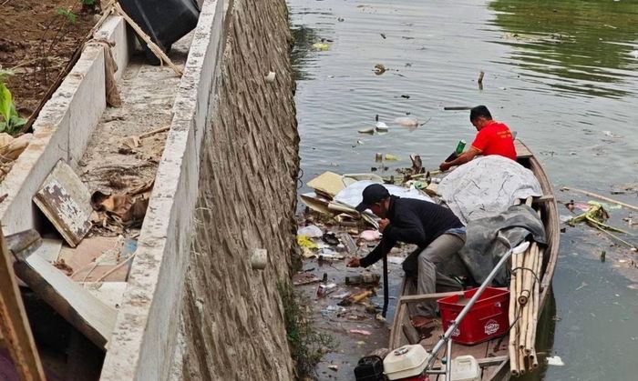 Trục vớt vỏ chai bia do ông Ngô Quốc C. vứt xuống sông Kẻ Vạn. Ảnh: CTV